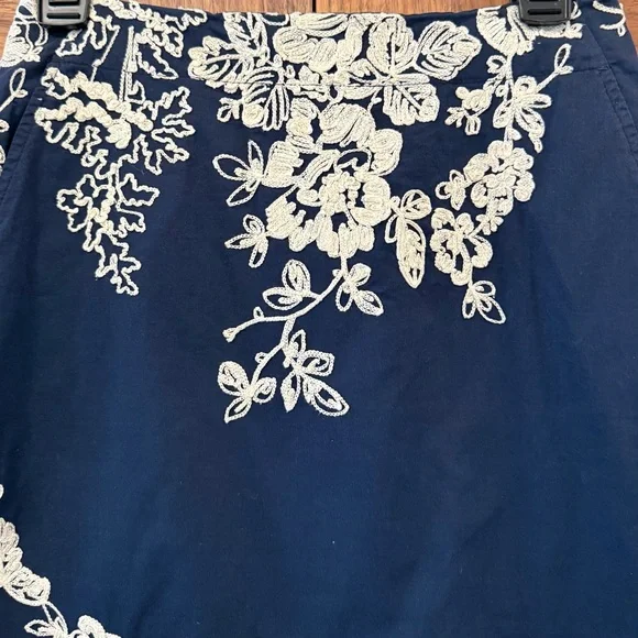 J Crew Navy "The Pencil Skirt" with Cream Floral Embroidery - Sz 2 - Picture 2 of 8